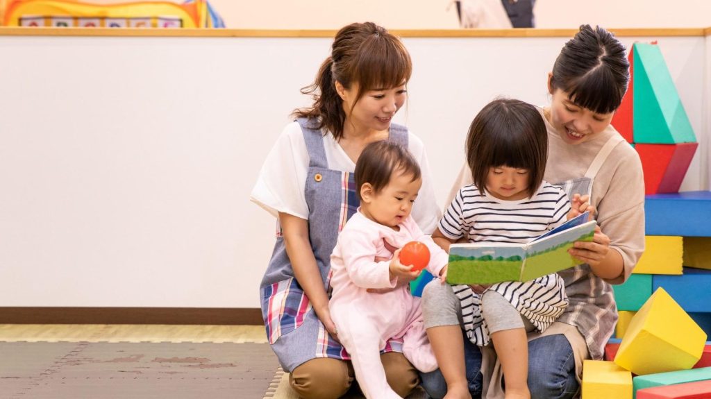 高砂市の子育て支援センターで絵本を読む親子｜子育てしやすい街・安心の教育環境