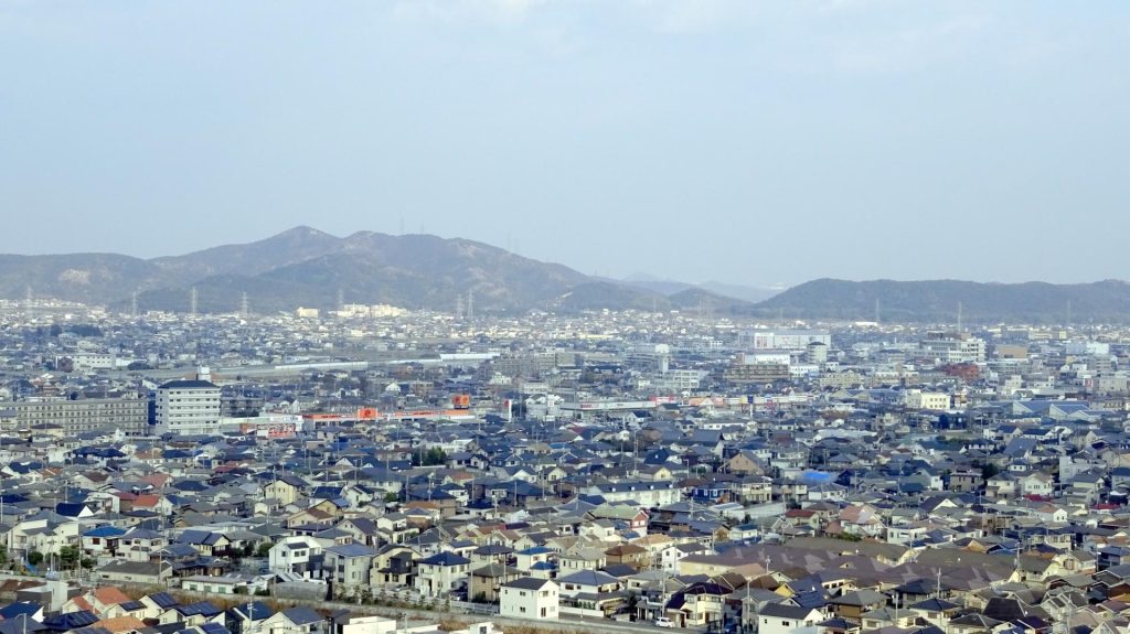 高砂市の街並みと高御位山｜兵庫県高砂市の住宅街と自然が調和する風景