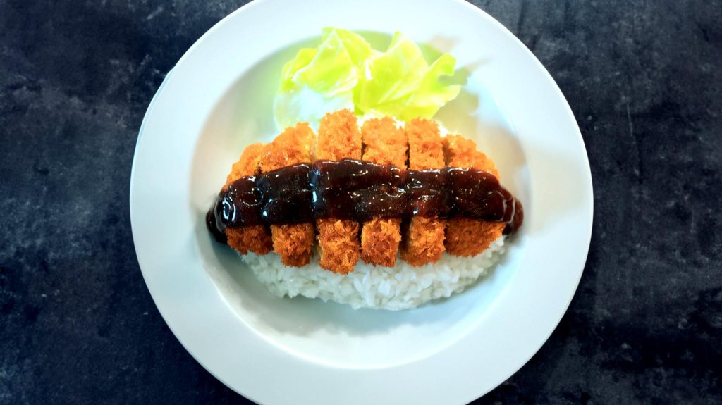 高砂市のご当地グルメ「かつめし」。白ご飯に牛カツをのせ、濃厚なデミグラスソースがかかった人気のローカルフード。